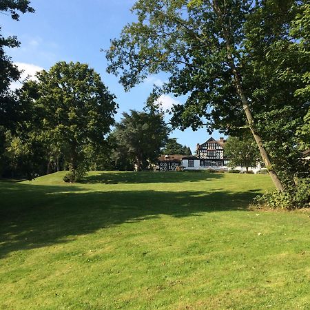 The Manor Elstree Exterior foto